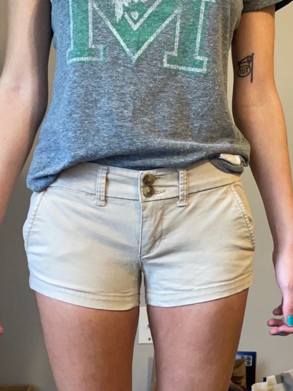 American Eagle Outfitters stretch tan shorts rear pockets  juniors size 2